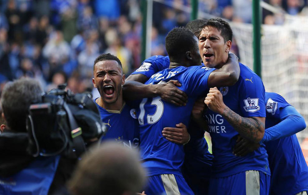 Ulloa y todo el Leicester celebran el gol del empate.