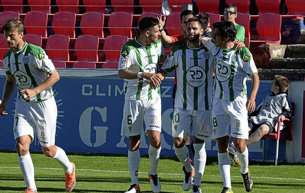 Los jugadores del Crdoba celebran el segundo gol de Florin Andone en...