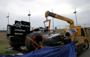 El Force India de Hulkenberg, recogido por la gra tras perder una...