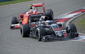 Alonso pele con Kimi durante la carrera.