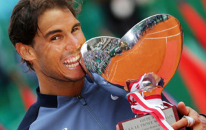 Nadal muerde el trofeo conquistado en el Masters 1000 de Montecarlo