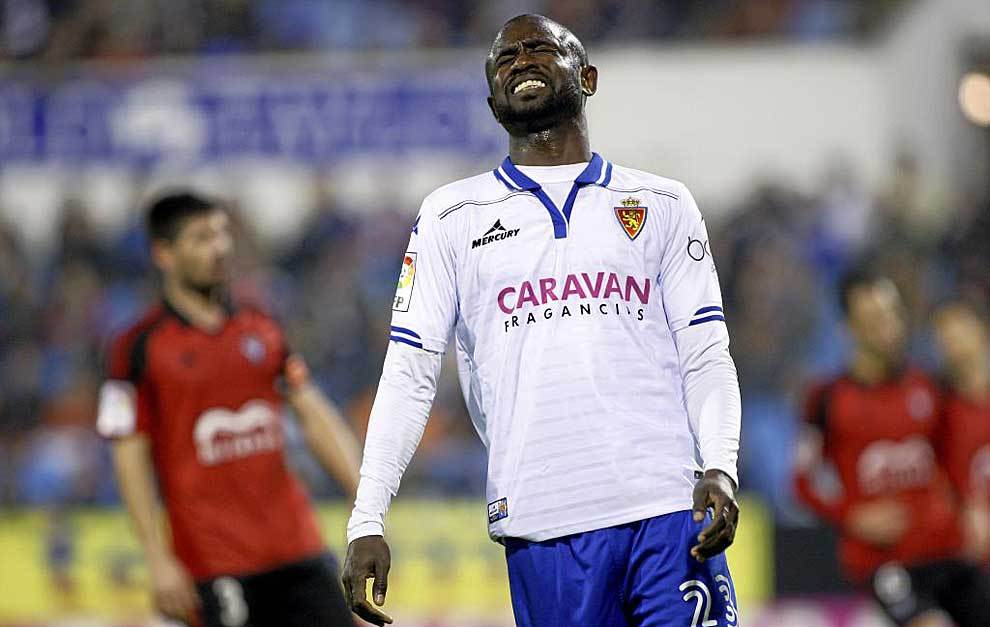 Diamanka se lamenta de una accin en el partido del Zaragoza ante el...