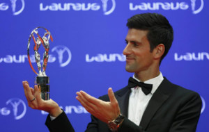 Novak Djokovic, mejor deportista, muestra su trofeo