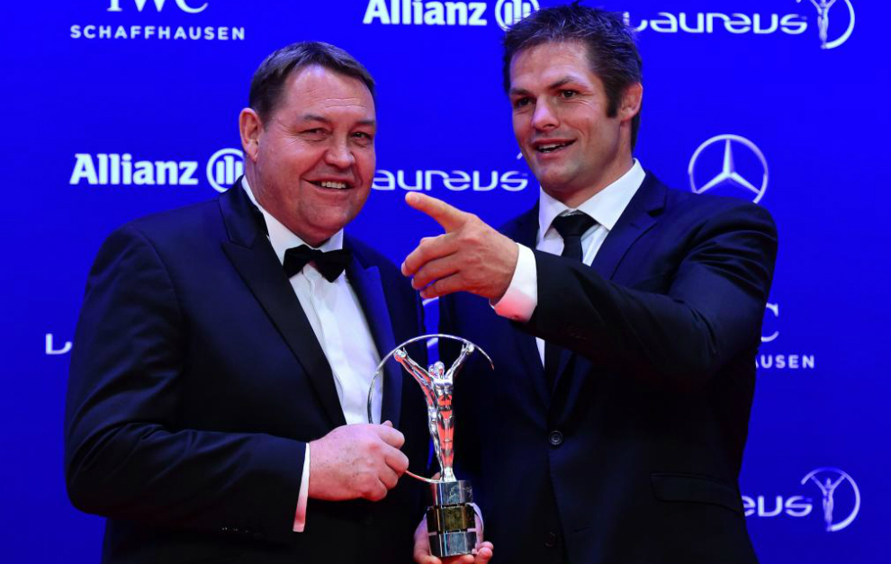 Richie McCaw (derecha) y Steve Hansen, con el premio a los All Blacks.