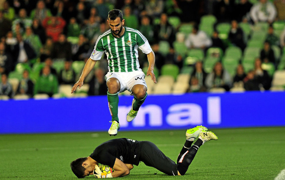 Montoya salta por encima de Mario en el Betis-Levante.