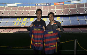Los dos tenistas posan en el Camp Nou con las camisetas de recuerdo...