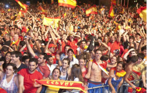 Aficionados de La Roja en la Avenida Maria Cristina de Barcelona