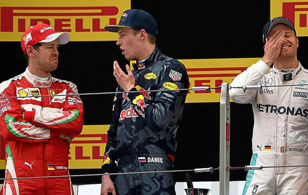 Vettel y Kvyat siguieron discutiendo en el podio de Shanghai tras su...