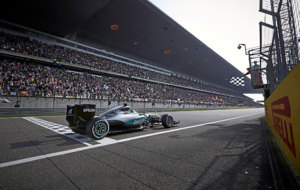 Rosberg entra en meta victorioso en China.