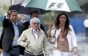 Bernie Ecclestone y su esposa Fabiana Ecclestone, en el G .P. de...