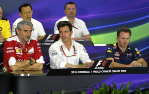 Horner, junto a Wolff y Arrivabene en la rueda de prensa del GP de...