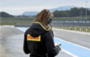 Una operaria de Pirelli revisa los datos en los Test de Paul Ricard de...