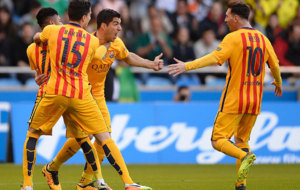 Messi celebra junto a Surez uno de los goles que el uruguayo le...