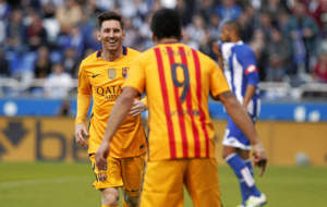 Messi celebra con Surez.