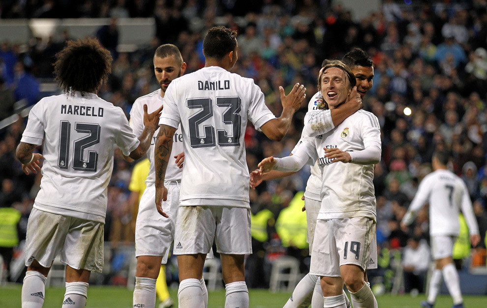 Danilo y Casemiro felicitan a Modric por su gol.