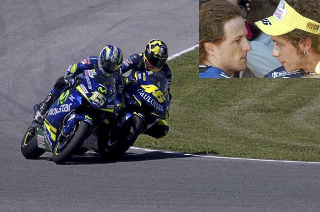 El toque entre Valentino Rossi y Sete Gibernau en 2005, en el circuito...