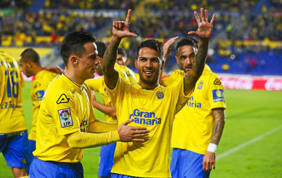 Roque Mesa felicita a Jonathan Viera tras marcar este un gol al Getafe