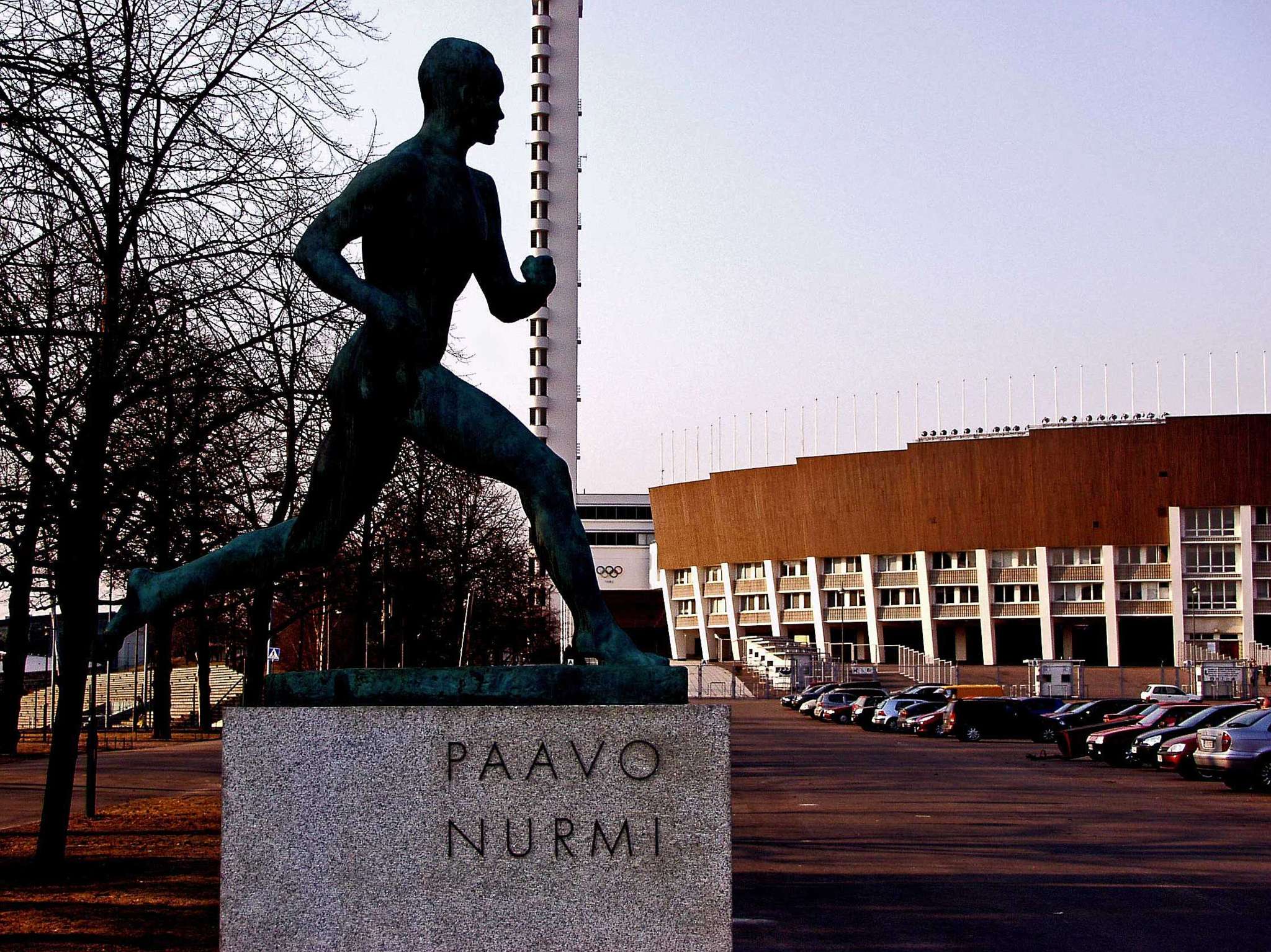 Estatua en homenaje a Nurmi junto al estadio olmpico de Helsinki