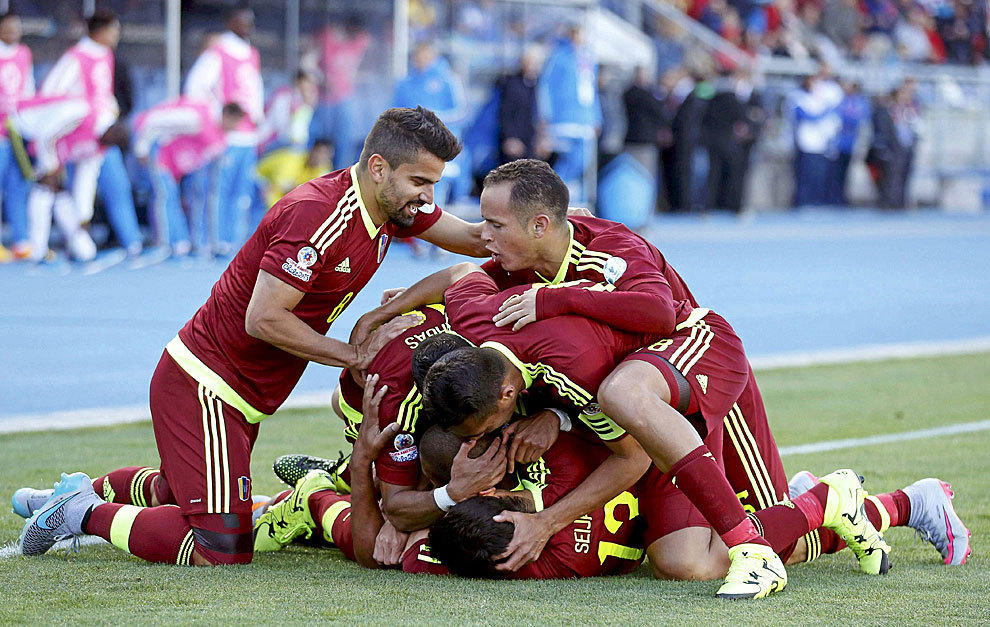 Los jugadores de Venezuela celebran un gol.
