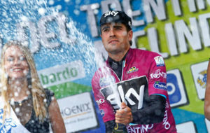 Mikel Landa, en el podio de Mezzolombardo como lder del Giro del...