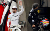 Fernando Alonso (34) saluda a la aficin en el GP de China.