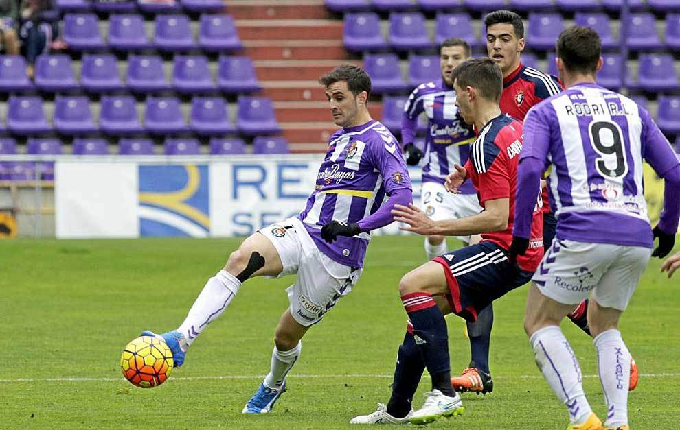 Juan Villar controla el baln en el partido de la primera vuelta ante...