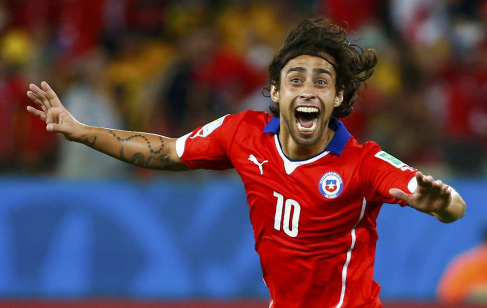 Valdivia celebra un gol con Chile