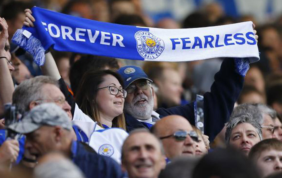 Dos aficionados del Leicester con una bufanda de &apos;fearless&apos;.