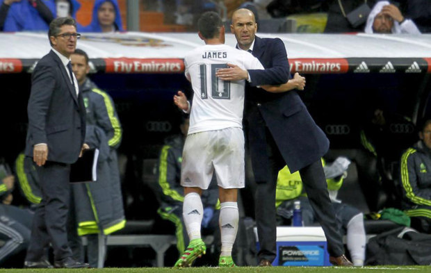 Zidane abraza a James tras ser sustituido.