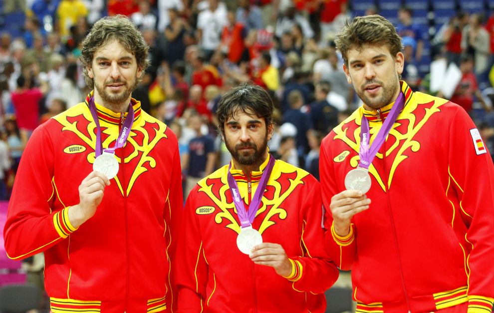 Pau Gasol, Navarro y Marc Gasol con la medalla de plata olmpica...