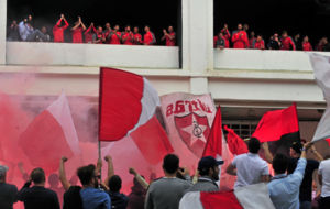 Los jugadores del Sevilla saludan a los aficionados.