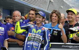 Rossi celebra su pole junto a Nicolo Bulega, que tambin la...