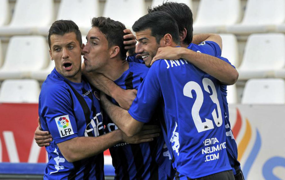 Los jugadores del Girona hacen pia tras un gol de Mata.
