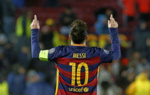 Messi celebra un gol mirando al cielo.