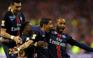 Di Mara celebra su gol ante el Lille junto a sus compaeros.