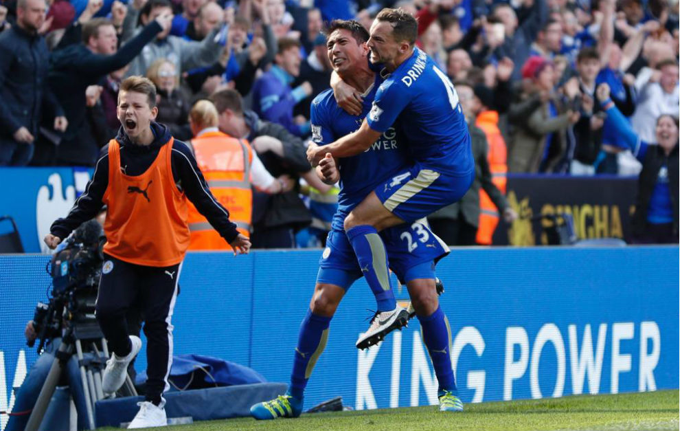 Ulloa y Drinkwater celebra un gol del Leicester.