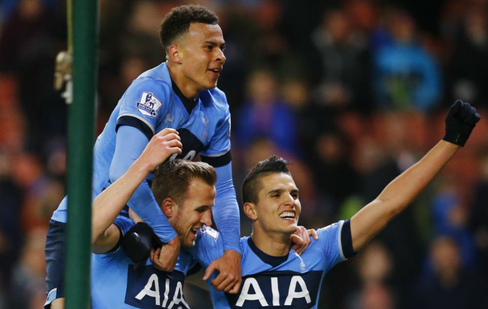 Alli, Kane y Lamela festejan un gol del Tottenham.