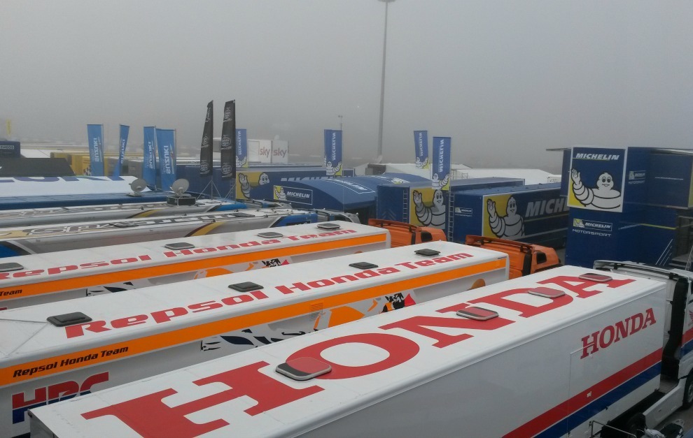 Vista del paddock de Jerez. Al fondo, la niebla que ciega la pista