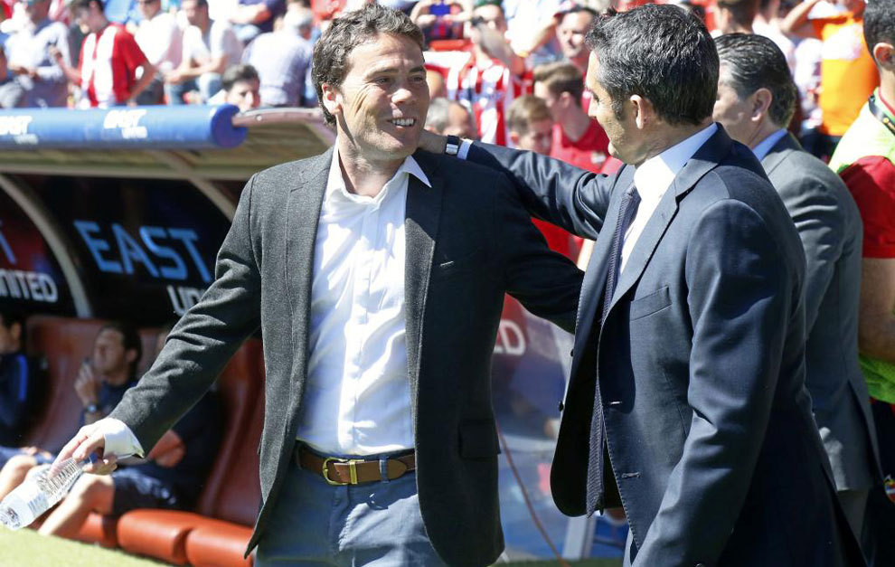 Rubi saluda a Valverde al inicio del partido.