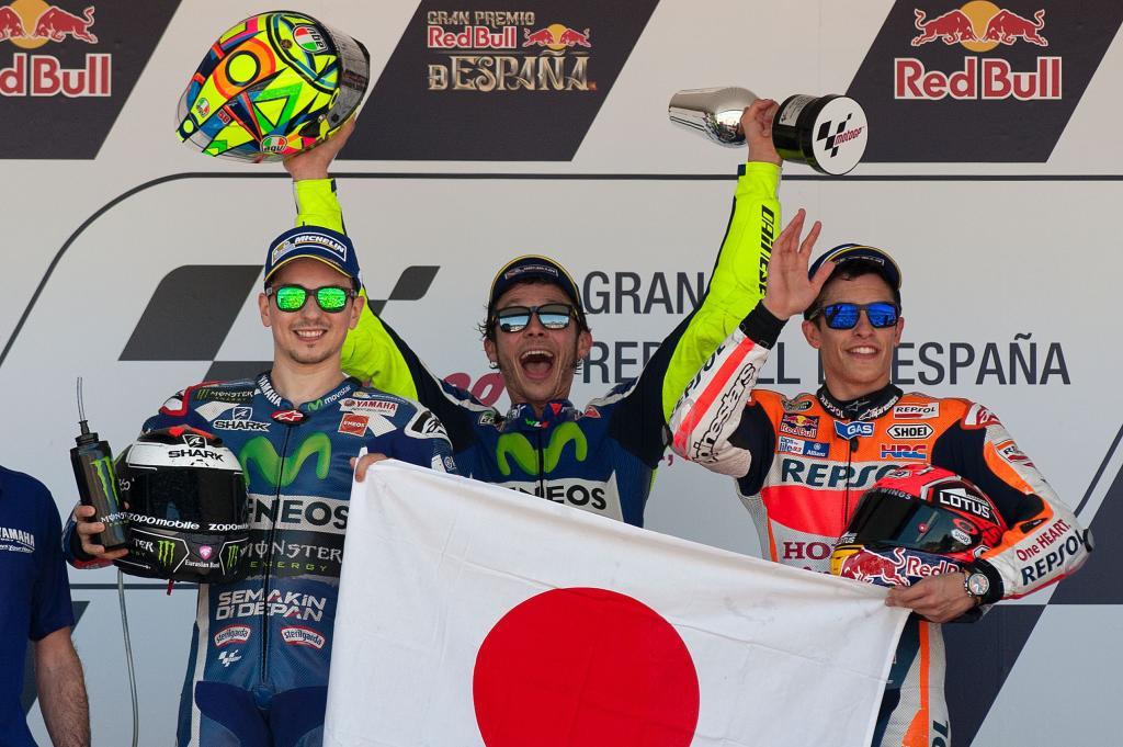 Lorenzo, Rossi y Mrquez, con una bandera de Japn en el podio