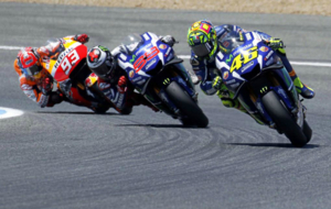 Mrquez y Lorenzo persiguen a Rossi durante la carrera del GP de...