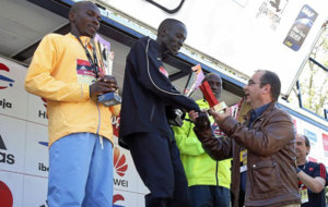 Kiptum recoge el premio de ganador del medio maratn entregado por el...