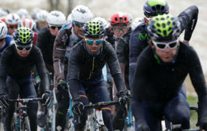 Alejandro Valverde, rodeado de sus compaeros en plena nevada.
