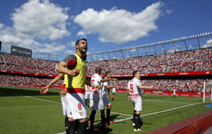 Los jugadores del Sevilla celebran el primer gol del partido