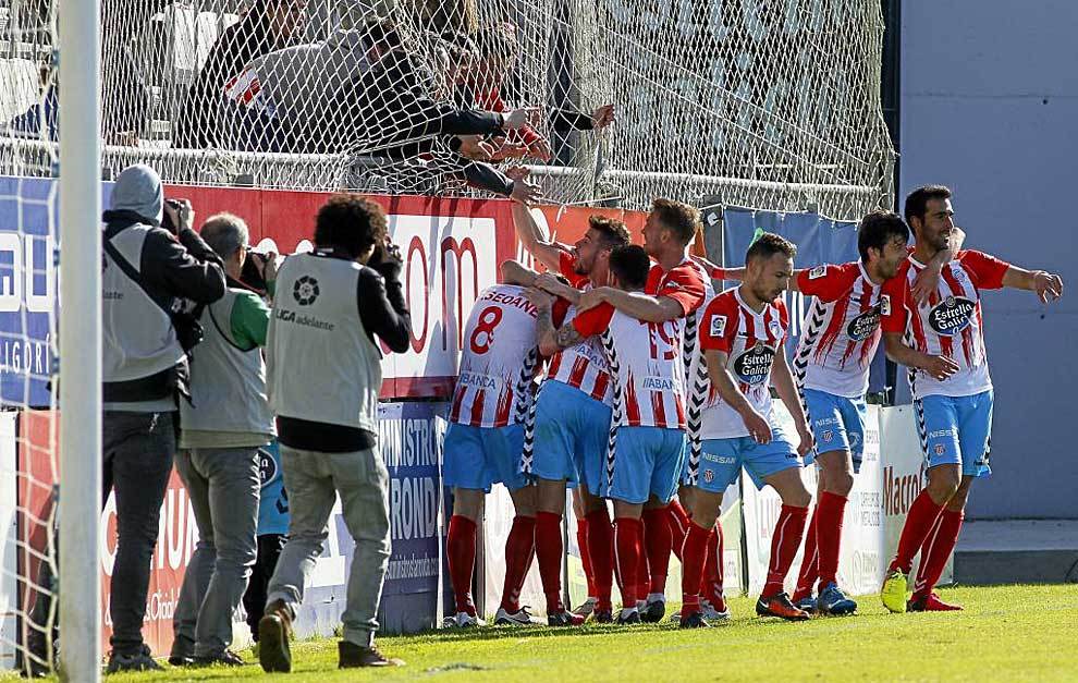Los jugadores del Lugo celebran el gol de Fernando Seoane con sus...