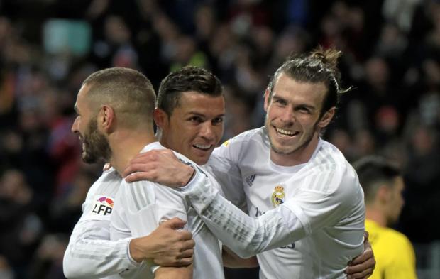 Bale, Cristiano y Benzema celebrando el primer gol ante el Sevilla