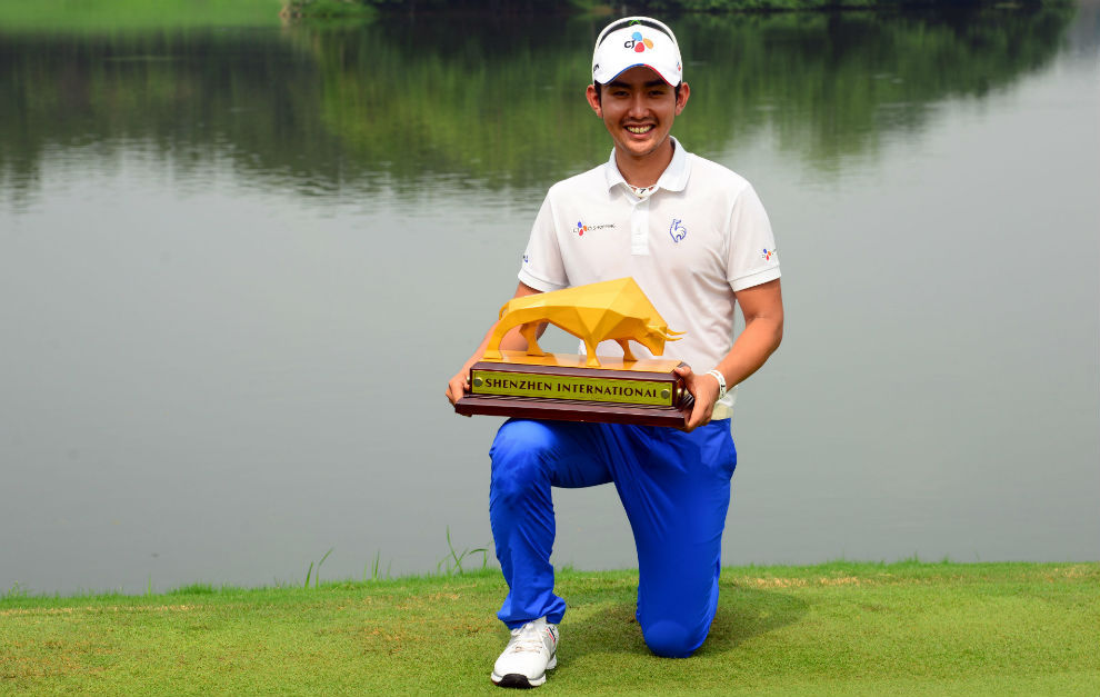Soomin Lee posa con el trofeo de ganador del torneo de Shenzhen.