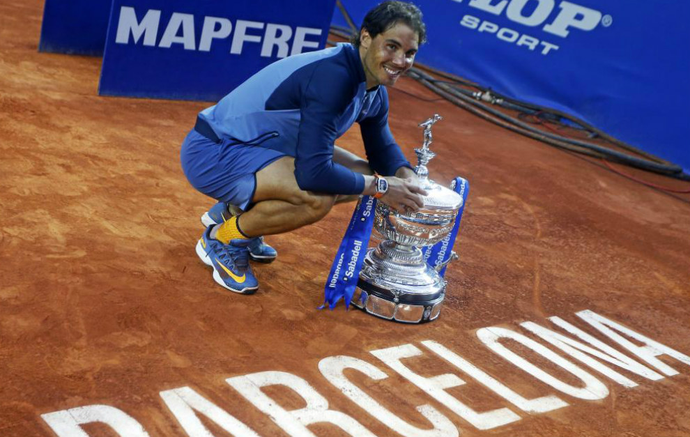 Rafael Nadal posa con su trofeo del God