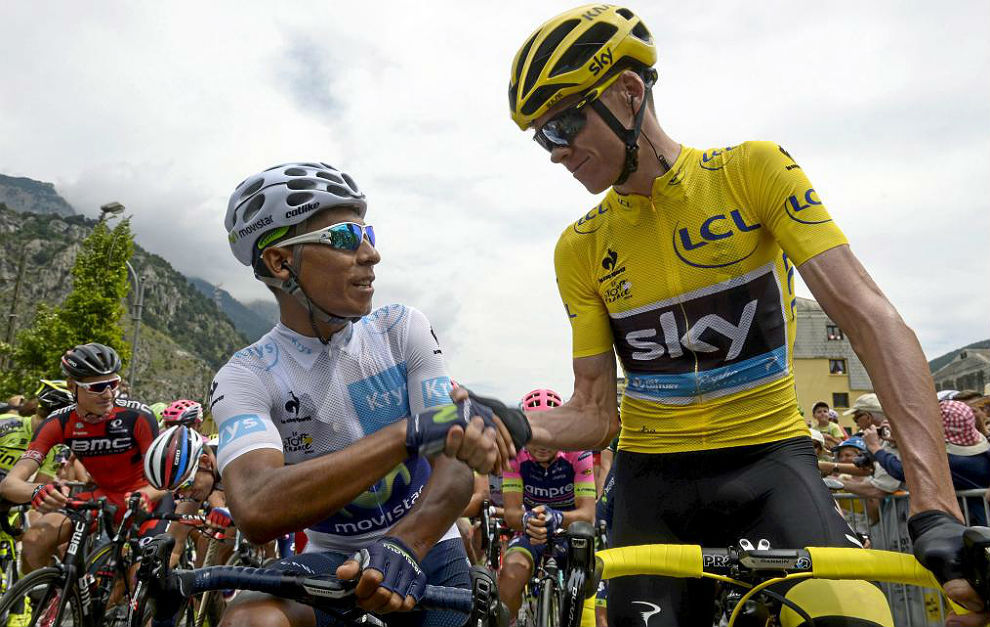 Nairo Quintana y Chris Froome se saludan en una salida de etapa del...