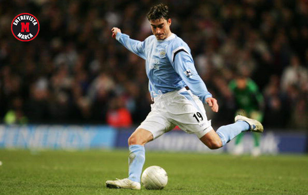 Albert Riera chuta en un partido con el Manchester City.
